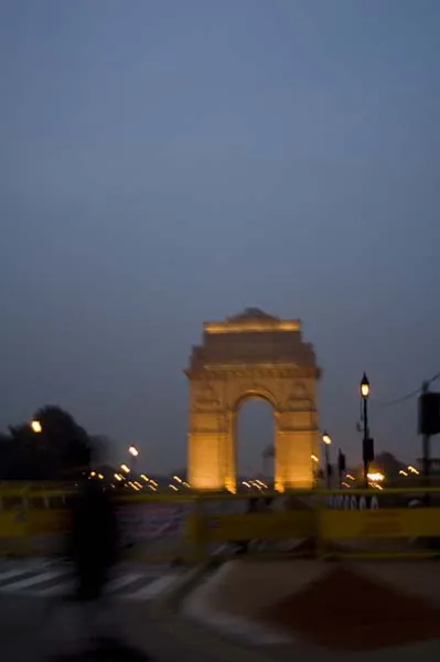 India Gate pri pohľade z rikše - kvôli príprave osláv nezávislosti bola "Brána do Indie" za zátarasami (Dillí).