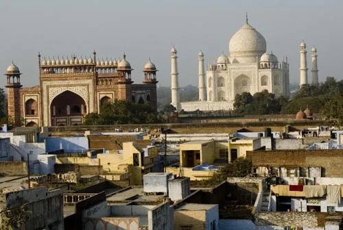 Taj Mahal skoro na dotyk! Pohľad zo strechy travelerského hotelíka Shanti Lodge, Taj Ganj - Agra. Vľavo vpredu - vstupná brána do Taj Mahalu.