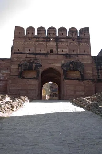 Brána starého mesta, ktorú strážili dva slony (Fatehpur Sikri).
