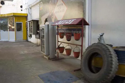 Hasiace prístroje na benzínovej pumpe (Jaipur).