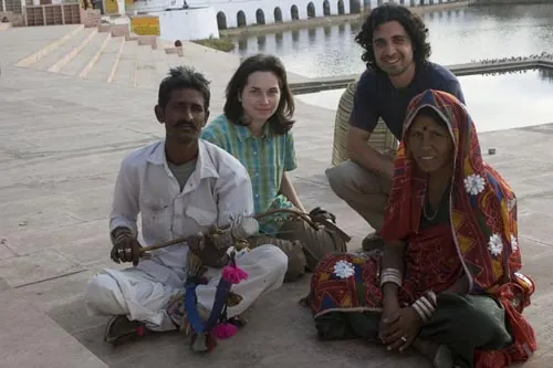 Stanka, Serge a muzikanti Kela a Bapu na Pushkarskych ghatoch. (Pushkar)
