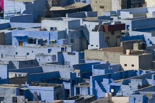 Modrá označovala domy brahmanov a ochladzovala budovy... (Jodhpur )