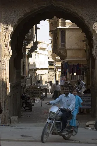 Jazda v úzkych uličkách (Jaisalmer)