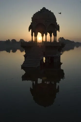 Východ slnka na jazere Gadi Sagar (Jaisalmer)