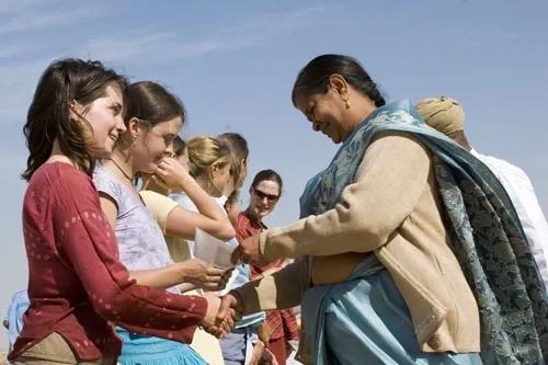 Odovzdávanie cien za víťazstvo v preťahovaní lanom (Jaisalmer)
