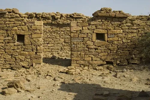 Domy v opustenej dedine  Kuldhara (neďaleko Jaisalmeru)