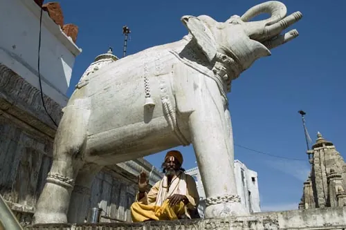 Slon a Sadhu strážia Jagdish Temple (Udaipur)