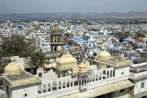 Pohľad na mesto zo strechy City Palace  (Udaipur)