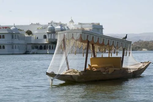 Gondola pred Lake Palace Hotel kde sa natáčal James Bond (Udaipur).