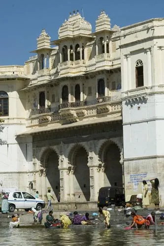 Život na ghátoch pred palácom Bagore-ki-Haveli  (Udaipur)