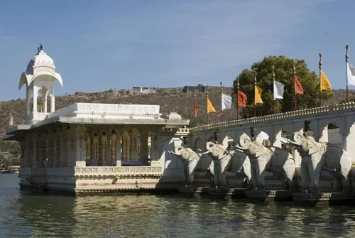 Slony strážiace palác na ostrove Jagmandir Island  (Udaipur)
