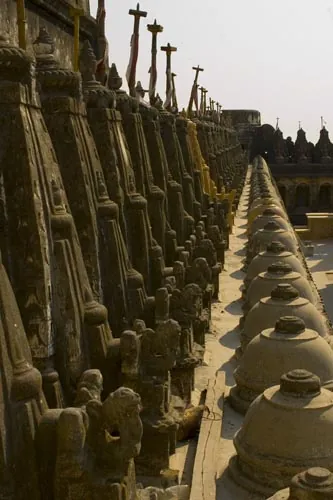 Pod každým špicom je o poschodie nižšie malý chrám (Palitana)