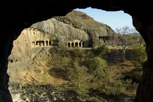 Pohľad z jaskyne na jaskyne...  (Ellora)