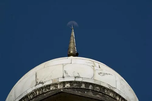 Mesiac napichnutý na minarete (Bi-ka-Maqbara, Aurangabád)