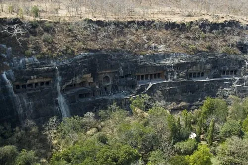 Pohľad na jaskyne zhora  (Ajanta)