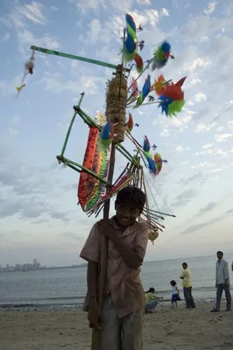 Predavač vrtuliek na pláži Chowpatty  (Bombay)