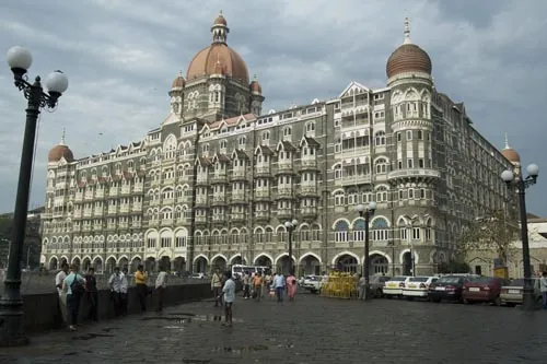 Taj Mahal Palace - hotel s reštauráciami a barmi (Bombay)