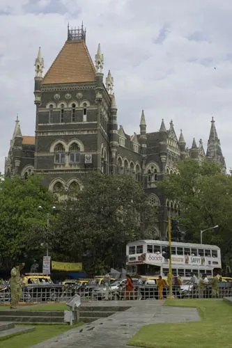 Koloniálna architektúra na každom kroku... (Bombay)