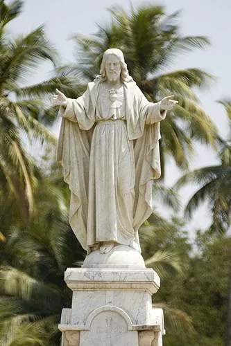 Socha J.K. pred Se Cathedral (Old Goa)