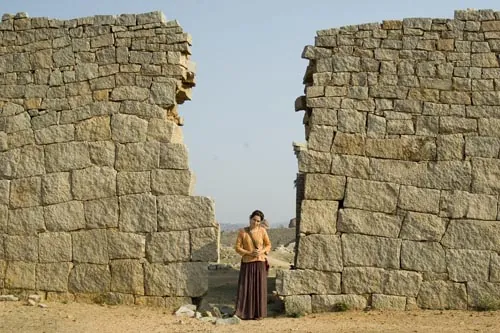 Diera v plote... (Hampi)