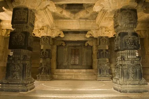 Vnútro Hazara Ramachandra Temple (Hampi)