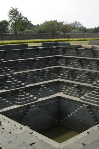 Baznén v Royal Centre (Hampi)